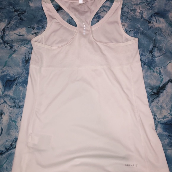 NEVER BEEN WORN nike sports tank - Picture 2 of 2
